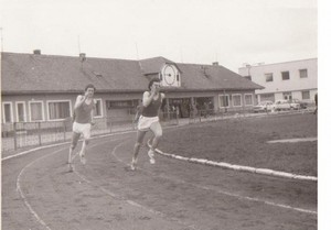 Hluk 1982 běh na 200 m. V zatáčce společně s dalším Hradišťákem Alešem Mańáskem, výborným čtvrtkařským překážkářem.