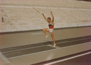 Athény 1986. Na tomto stadionu se konaly před 90 lety první novodobé olympijské hry. Američanu Elery Clarkovi stačilo na vítězství 635 cm... Měl jsem se narodit o 100 let dříve :-)
