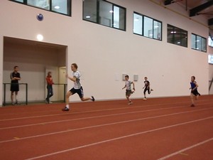 Vojta Karásek při svém vítězném běhu na 60 metrů - v novém osobním rekordu 8,08