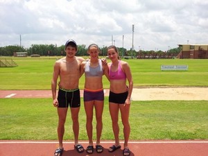 Tomáš na fotce s tréninkovou partnerkou Denisou Rosolovou a L.Mokrášovou